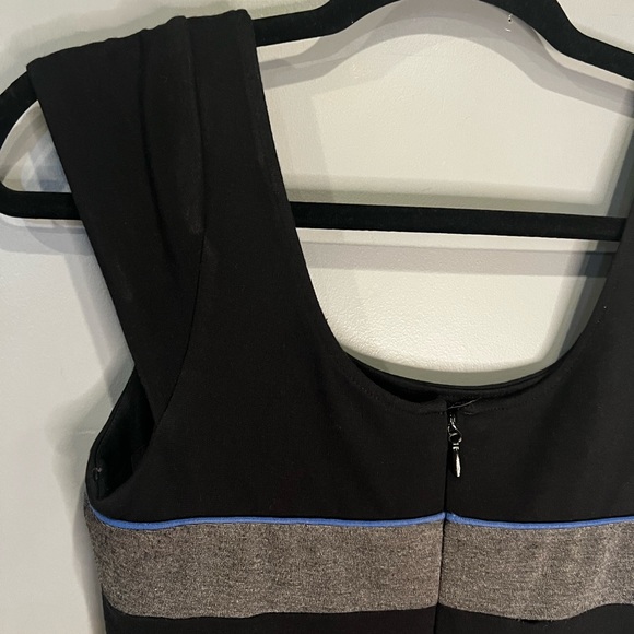 BCBG Max Azria Dress Size 4 with Pockets - Picture 5 of 7